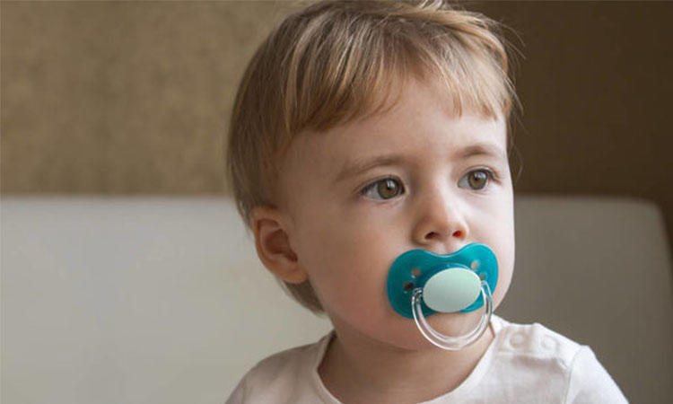 宝宝哭闹奶嘴安抚,宝宝哭闹可以用安抚奶嘴吗