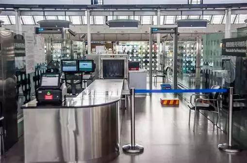 首次坐飞机注意事项违禁物品,第一次坐飞机需要注意什么神回复