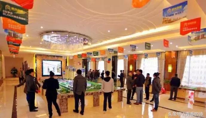 农村大叔买房被售楼小姐看不起,农民工进城买房遇到售楼处