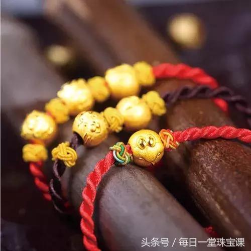 有些人戴玉珠手串真的看起来很土,一条漂亮的手串少不了好看的配饰