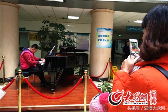 中心医院门诊大厅钢琴,淄博市中心医院西院区弹钢琴