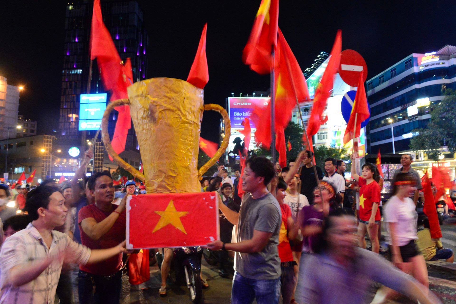 越南男足夺冠球迷上街庆祝,越南男足夺冠是什么比赛