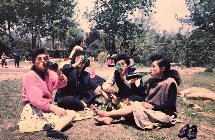 那时候妈妈坐在缝纫机前做针线活咔嗒咔嗒的声音可好听了六零芳华