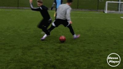 足球教程教你如何穿裆戏耍对手,足球防人时怎么防穿裆