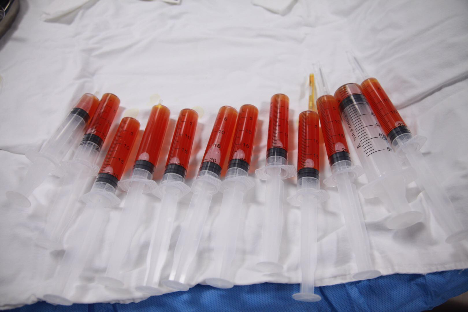 刚出生婴儿头顶有个凸起的包,新生儿右脖子有个小肿块