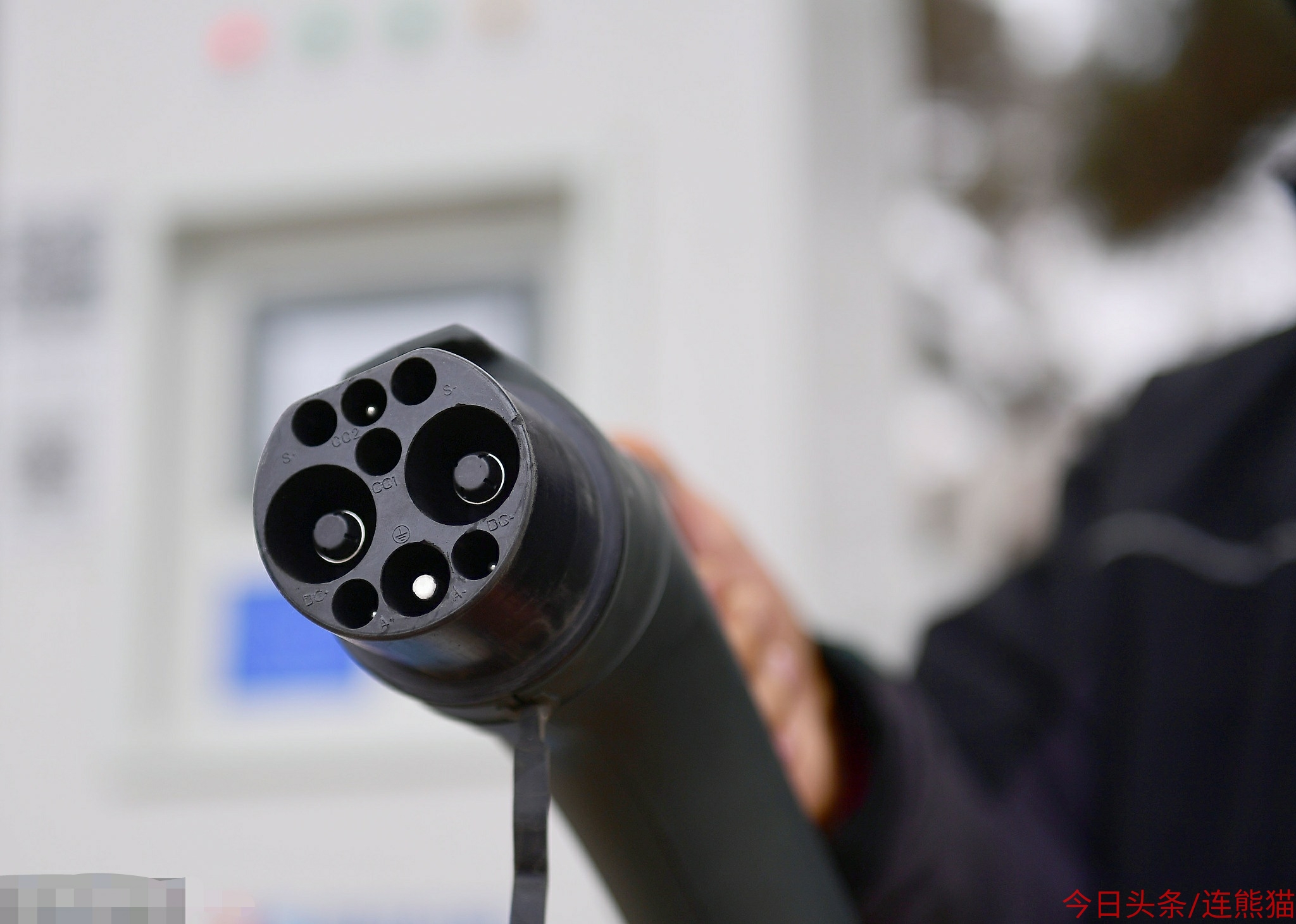 纯电动车和燃油车家用哪个好,新能源电动汽车与老年代步车区别