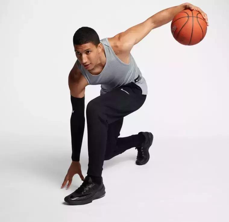 我们穿着Nike这套超保暖运动服,下雪天出门跑了三圈