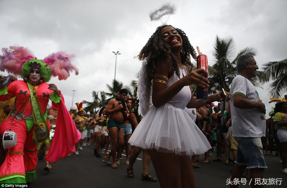 巴西的狂欢者们脱下衣服尬舞，只为下个月的狂欢节热身
