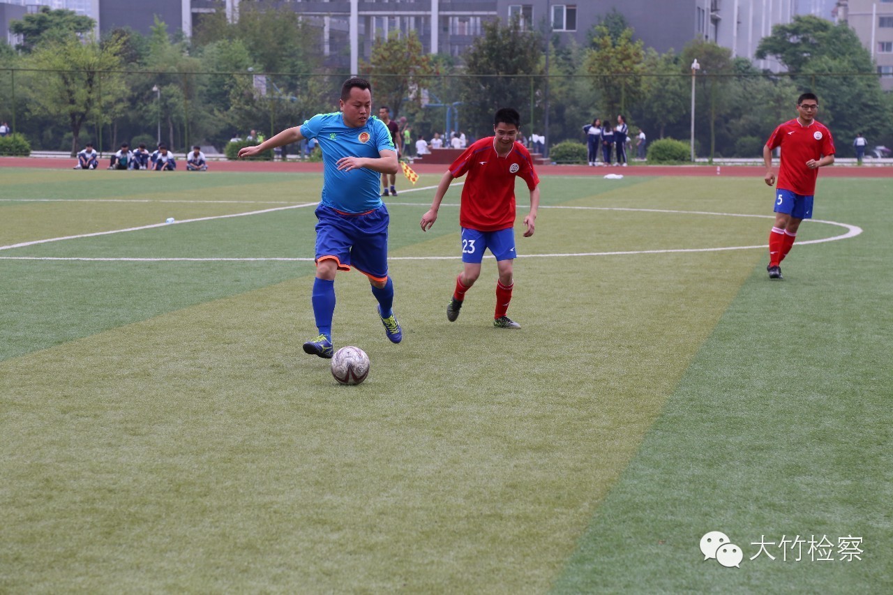 第35期图说：检察官“男神”----足球场上的英姿