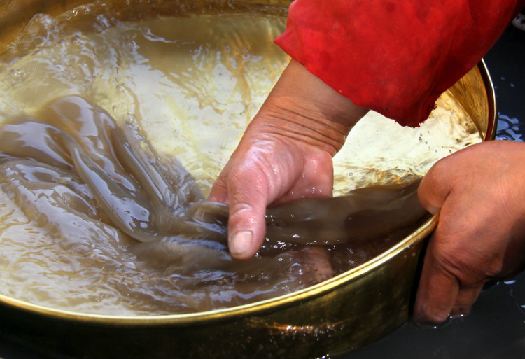纯手工制作红薯粉皮美食,红薯粉皮机制作视频