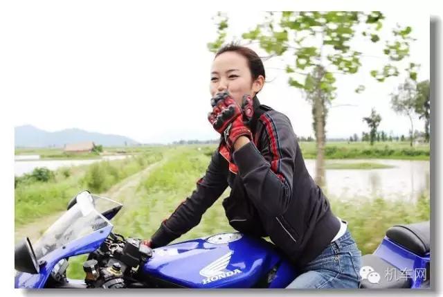 她，身为一名聋哑人，却在男性主宰的摩托世界里活得有声有色
