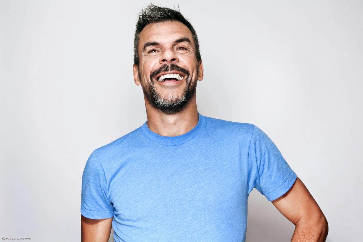 男人反串女人表演节目,男人反串比女人还柔美