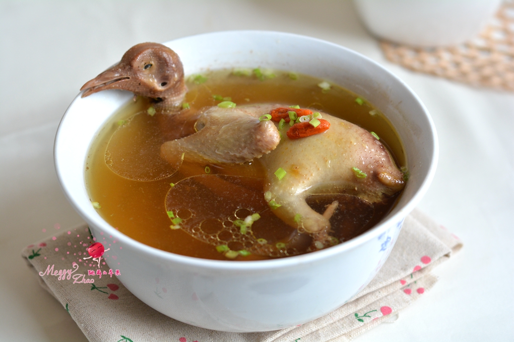 今天我狠狠心买了一只鸽子,终于知道为什么鸽子汤这么受欢迎了!