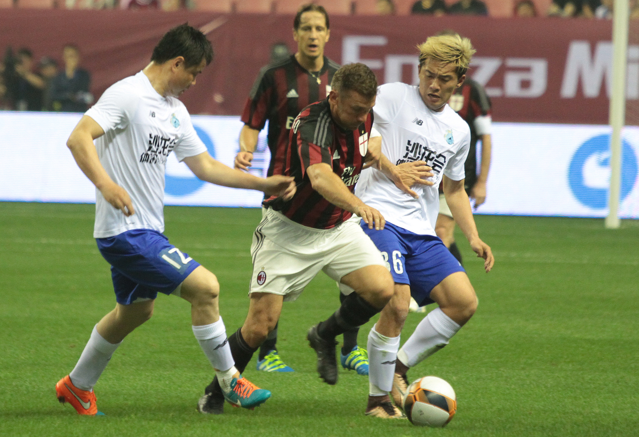 米兰中国球迷冲进场拥抱舍甫琴科!被保安无情带走*弹核**头频求情