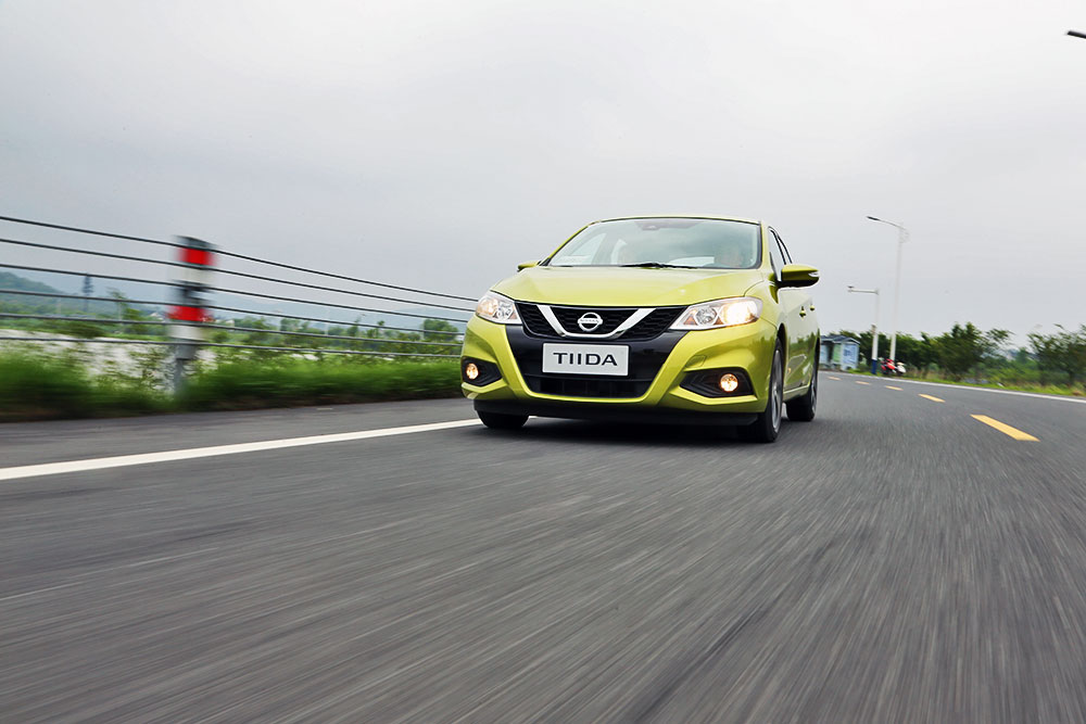 大飙车日产骐达试驾视频,东风日产骐达试车