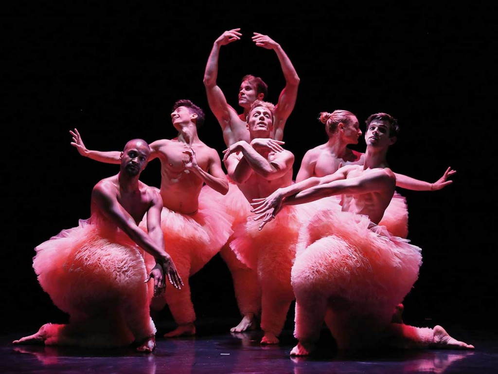 男人反串女人表演节目,男人反串比女人还柔美