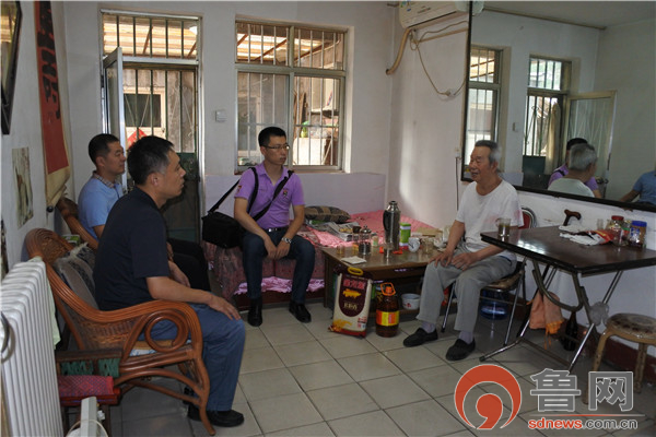 社区服务暖人心居民锦旗来致谢,社区为民办实事居民感激送锦旗