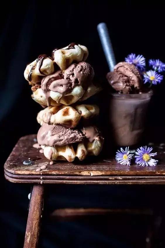 吃巧克力马卡龙冰淇淋三明治,哈根达斯牛奶太妃三明治冰淇淋