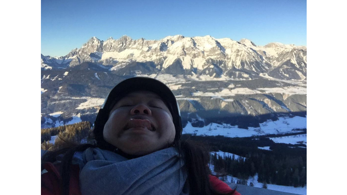 靠拍照出名的女生,双下巴丑照