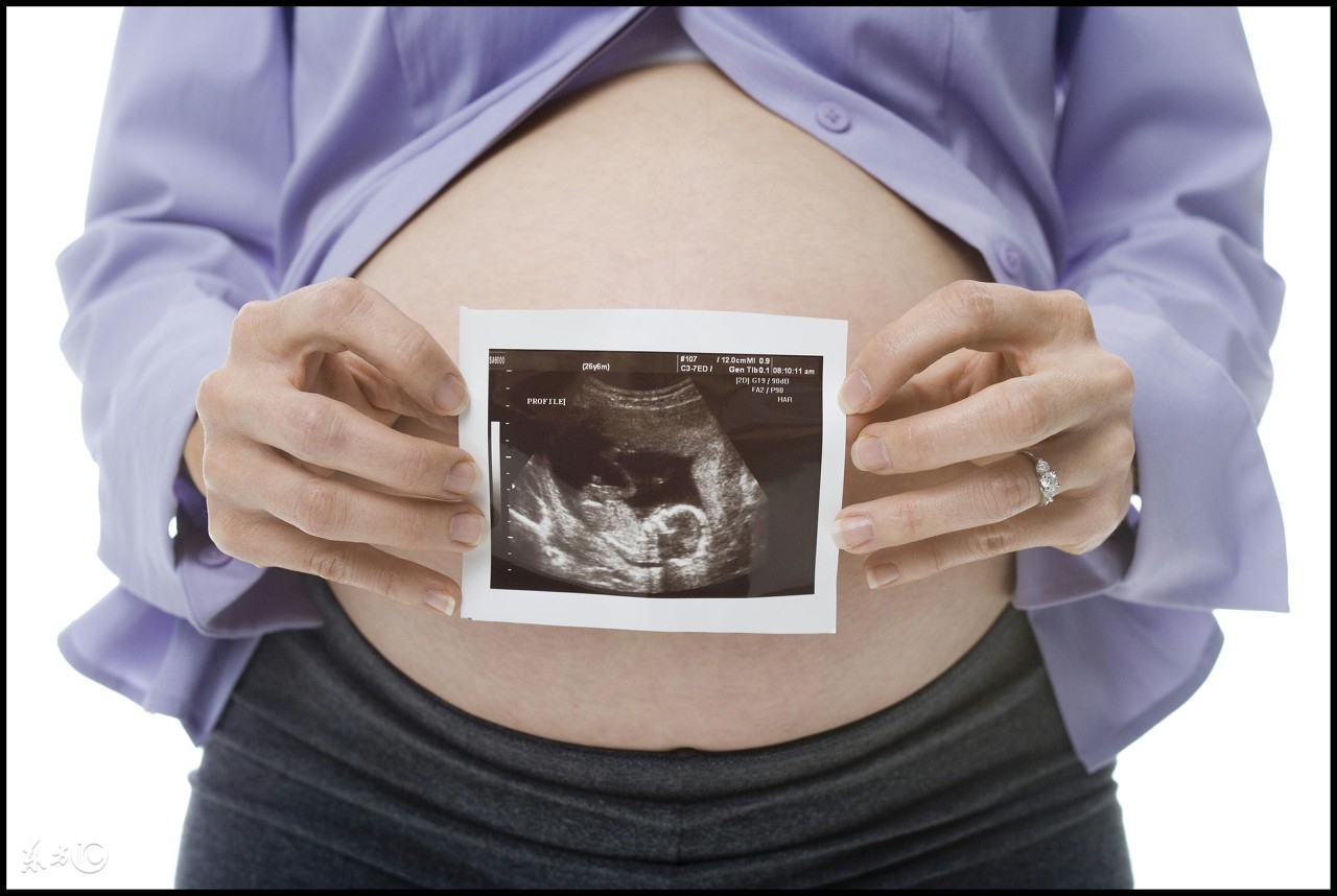 孕妇怎么睡才能避免胎儿绕颈,孕中期胎儿绕颈一圈最佳解决方法