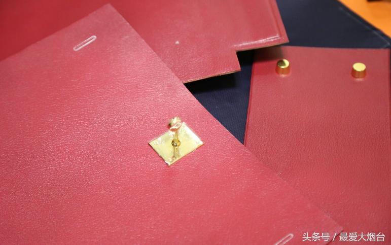 男子自制奢侈品送老婆,男子送老婆万元包包