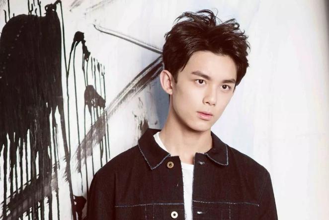 小编已沉迷于“养成系”了，TFboys吴磊刘昊然迪迪们露额头的照片