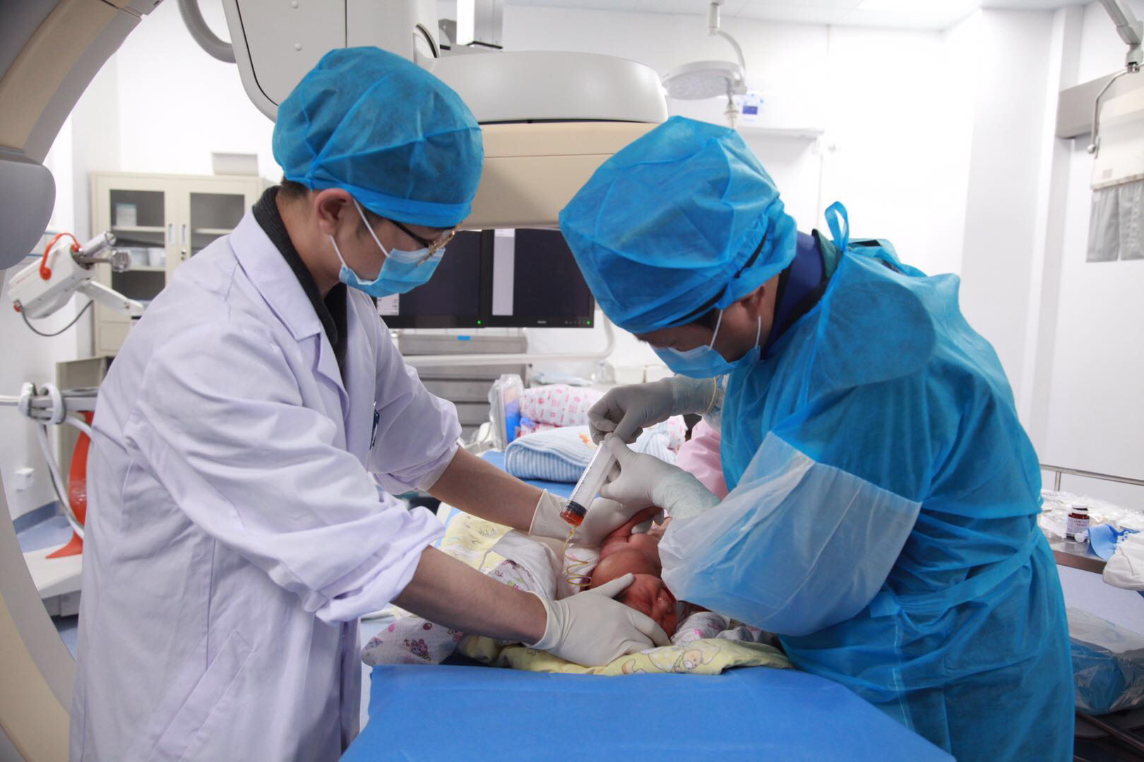 刚出生婴儿头顶有个凸起的包,新生儿右脖子有个小肿块