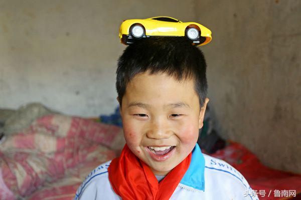 家境贫寒从小没过玩具9岁男孩自己做玩具成“发明家”