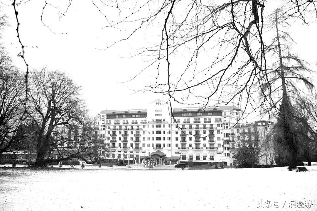 下雪天，在法国依云小镇的户外温泉泡汤，泡的全是依云水