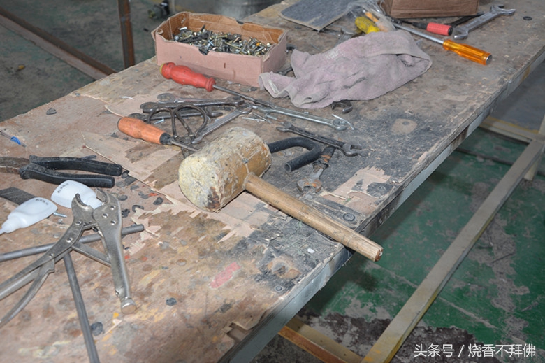 大公司走出来的随州手艺人，红岩金刚杰狮驾驶室一小时装一台