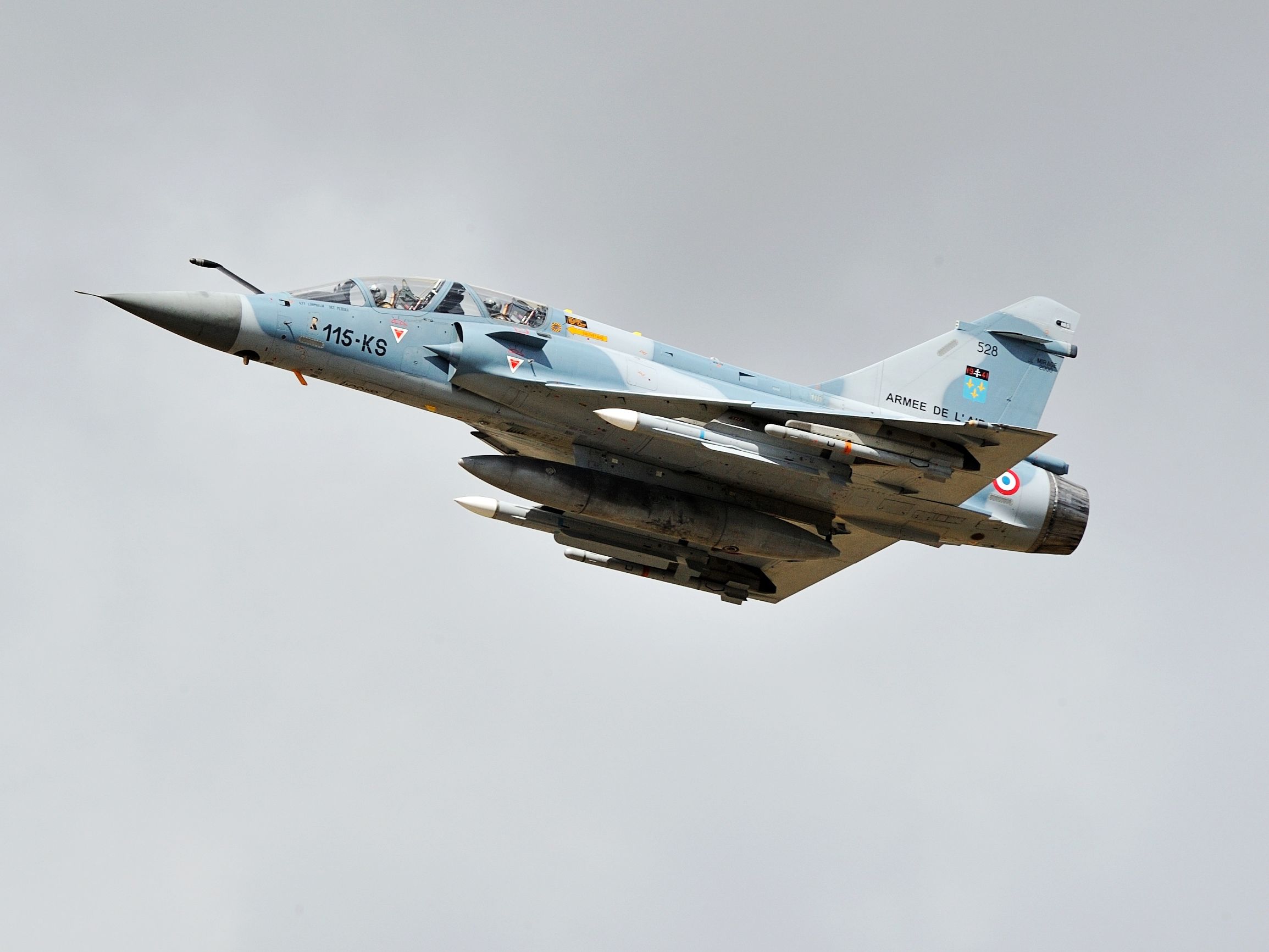 幻影2000和枭龙战机相比谁更强大,幻影2000战斗机vs枭龙战斗机