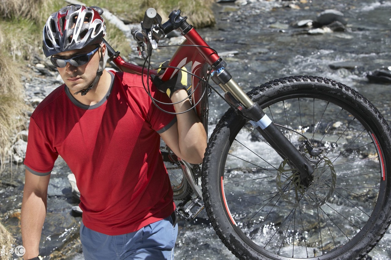 比赛中胸前佩戴的编号,参赛运动员