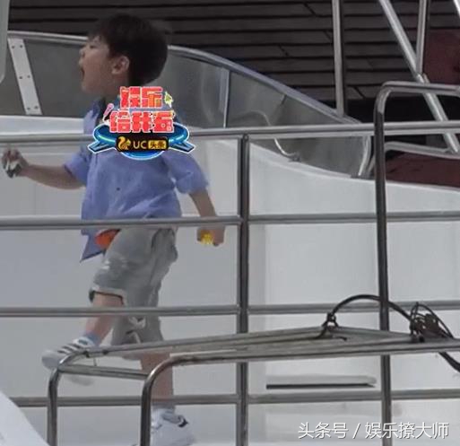 爸5最新路透！嗯哼摔了狗吃屎，小泡芙差点出意外，还好有邓伦！