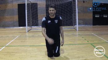 门将k字形封堵劈叉,5人足球门将出击教学