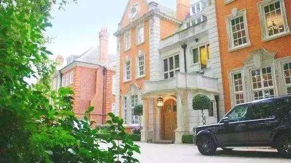 衣帽间比商场还大的亿万富豪，竟然跟我用同款？