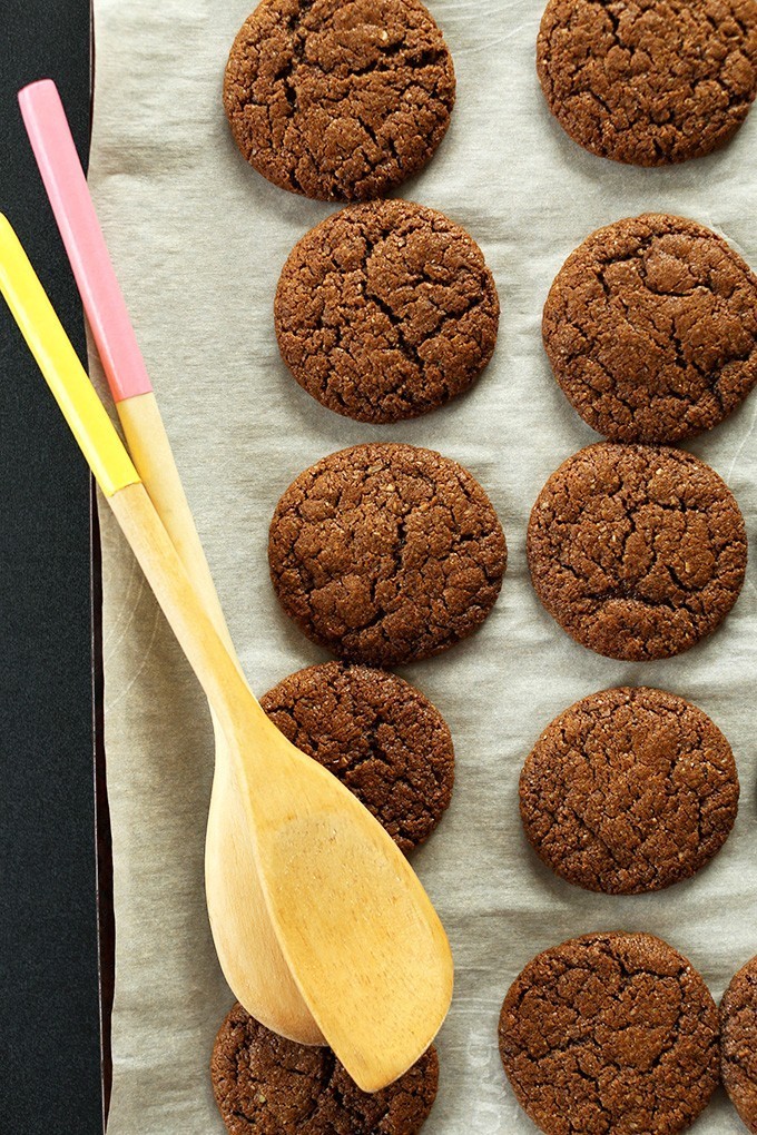 吃巧克力马卡龙冰淇淋三明治,哈根达斯牛奶太妃三明治冰淇淋