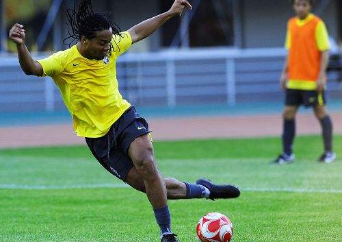 足球精灵小罗十佳球,小罗足球巅峰之战