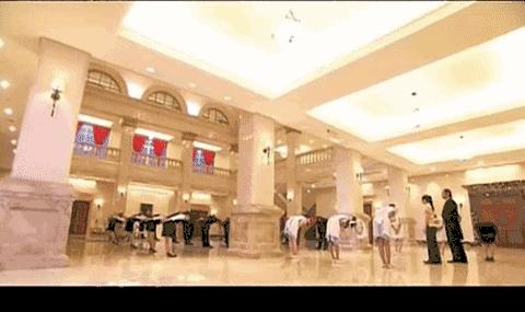 衣帽间比商场还大的亿万富豪，竟然跟我用同款？