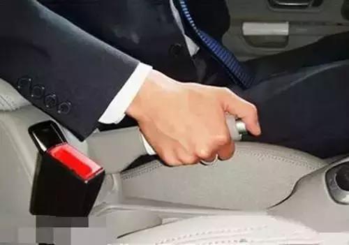 车子老是熄火油表灯亮,油表灯上面的标志亮了