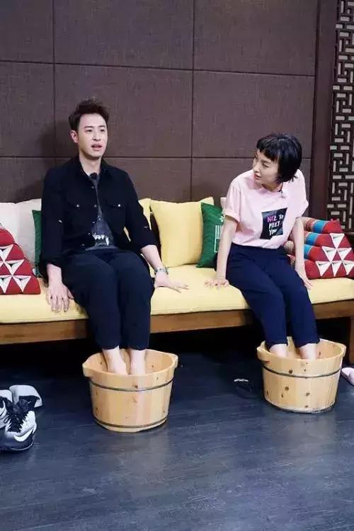 吴亦凡穿秋裤，鹿晗保温杯不离手，爱豆都这么佛系了吗？