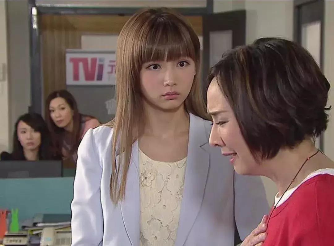 她在《平安谷》竟险被兽父*躏蹂**？曾因甜美笑容成为“仙气女神”