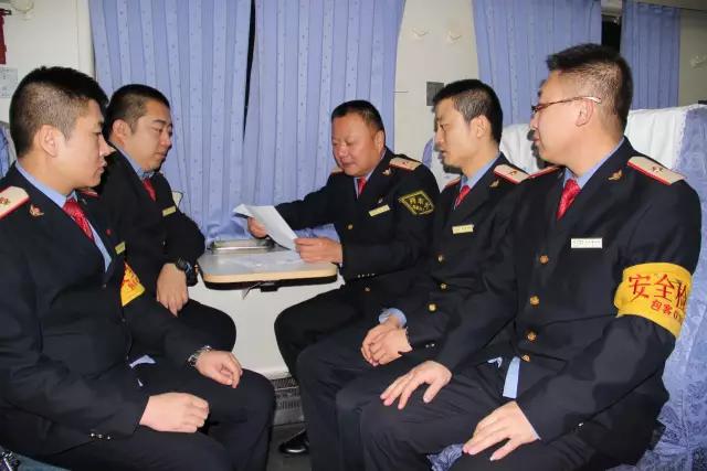 火车列车员真实工作,火车上的列车员一个月工资多少钱