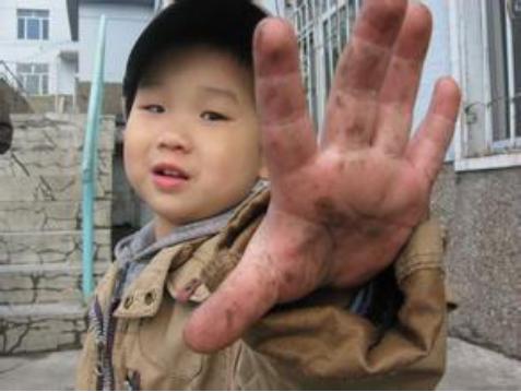 2岁宝宝眼中取出虫子，竟是因为生活中的一个坏习惯