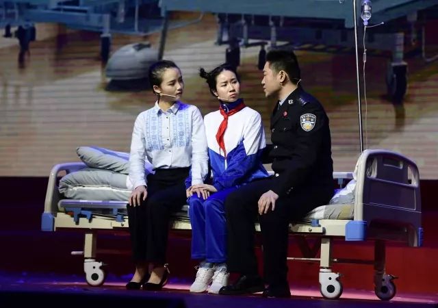 慰问演出现场震撼,警察震撼演出