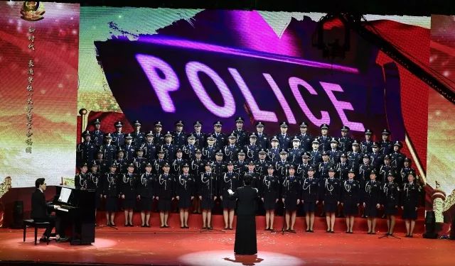 警察节目感动全场观众落泪,慰问演出感动