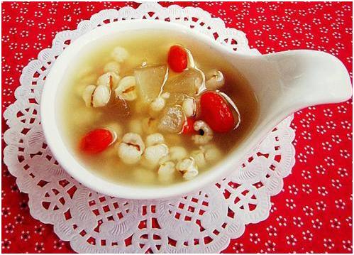 冬季上火嗓子干喝什么好,口苦口干喉咙痛哪里上火了食疗