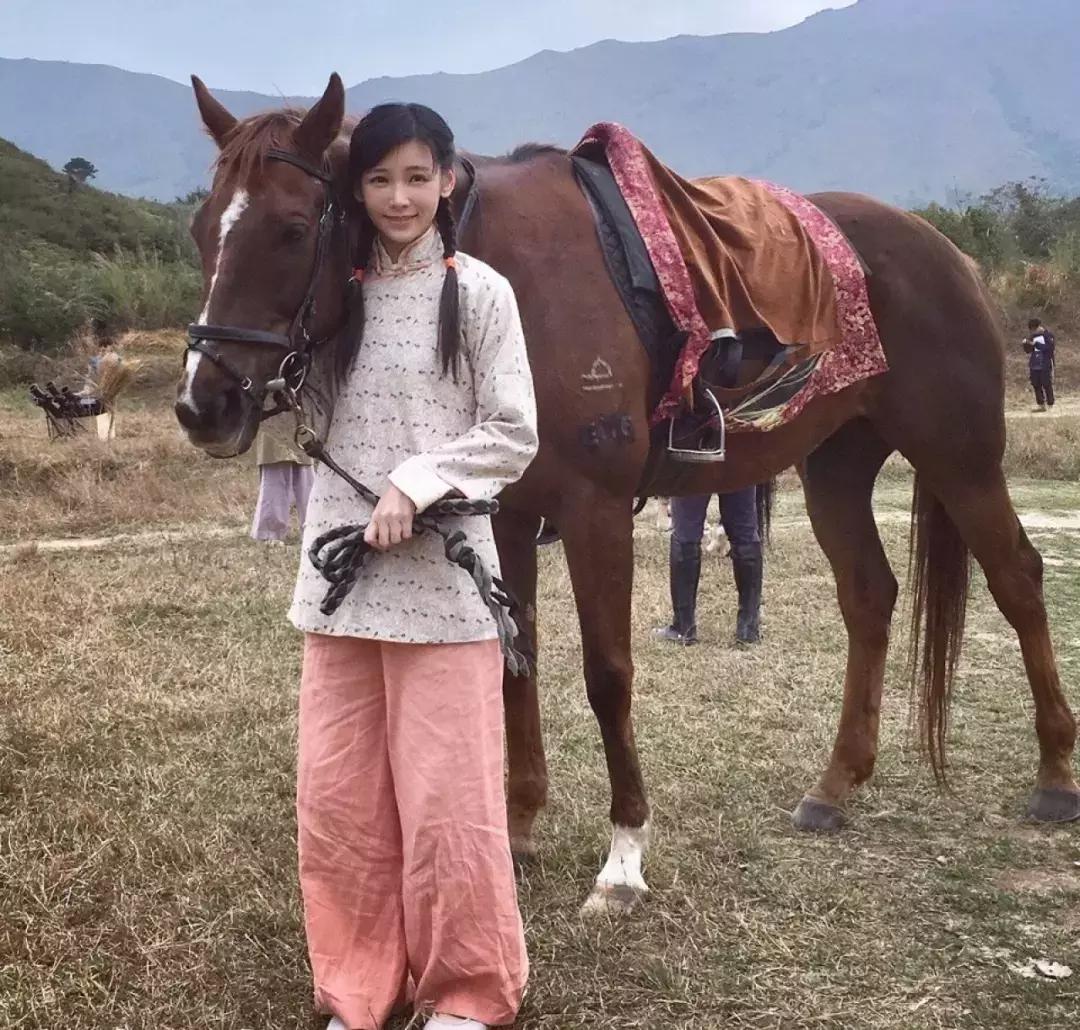 她在《平安谷》竟险被兽父*躏蹂**？曾因甜美笑容成为“仙气女神”