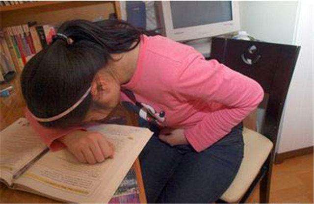 七岁女儿经常肚子痛，父母没放在心上，医生检查后妈妈内疚