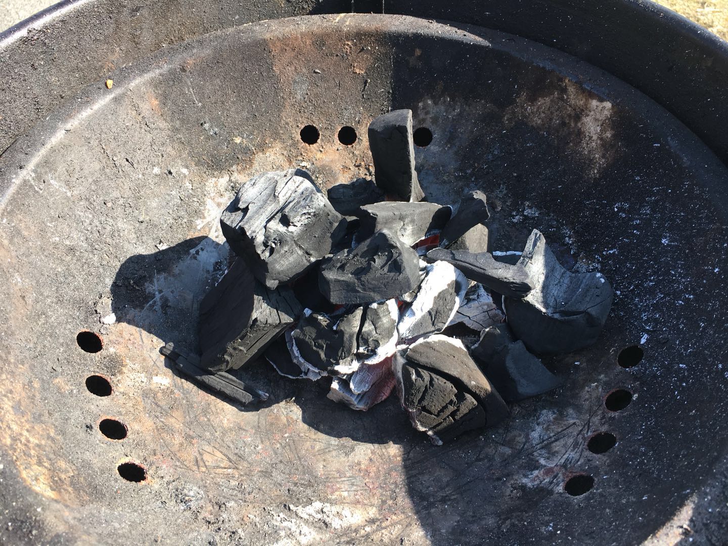 木炭烧烤学的技术,木炭和机制木炭怎么点燃