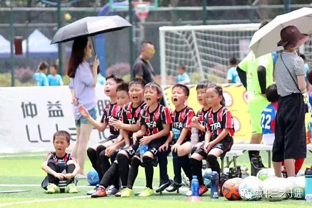 那个经常羞涩一笑的踢球女孩，竟有如此大爱的足球梦想